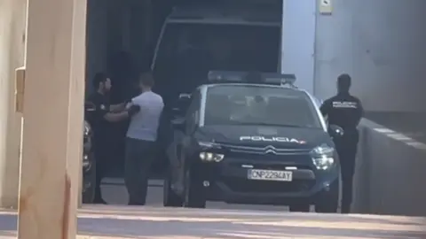 El detenido por la muerte de la mujer de 90 a&ntilde;os, a su llegada al juzgado