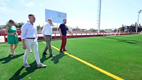 El alcalde Jos&eacute; Ballesta visita las instalaciones del campo de f&uacute;tbol de Cabezo de Torres | Foto: Ayto. de Murcia