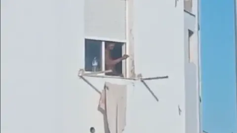 El detenido, amenazando a los viandantes