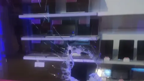 Imagen del escaparate tras el robo en Murcia (foto: PN)