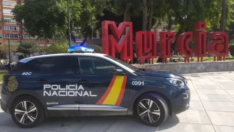 Un veh&iacute;culo de la Polic&iacute;a Nacional en Murcia (foto: PN)