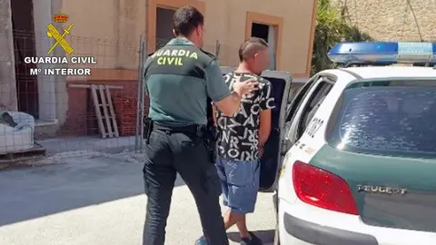 El detenido, esposado, junto a un agente de la Guardia Civil (foto: GC)