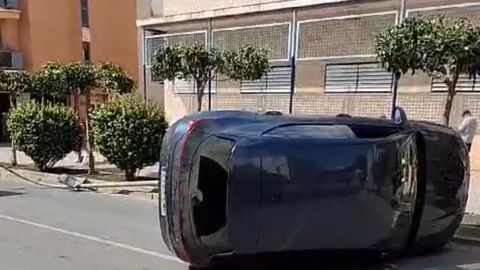 Un coche se estrella contra una farola en Mazarr&oacute;n.