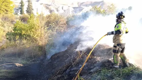 Imagen del incendio cedida por el CEIS