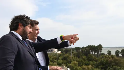 El presidente de la Comunidad, Fernando L&oacute;pez Miras, acompa&ntilde;ado del alcalde de San Pedro del Pinatar, Pedro Javier S&aacute;nchez