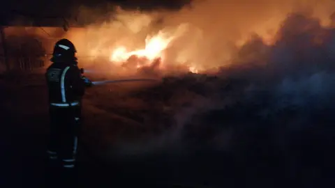 Bomberos extinguen un incendio en Alcantarilla (foto: 1-1-2)