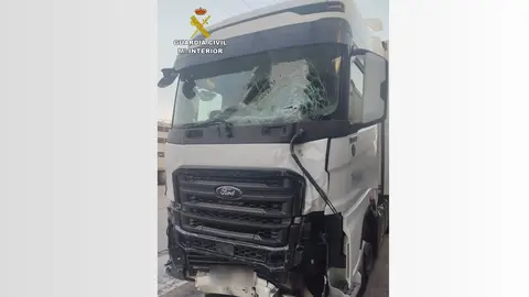 Estado en el que qued&oacute; el cami&oacute;n implicado en el siniestro vial (foto: GC)