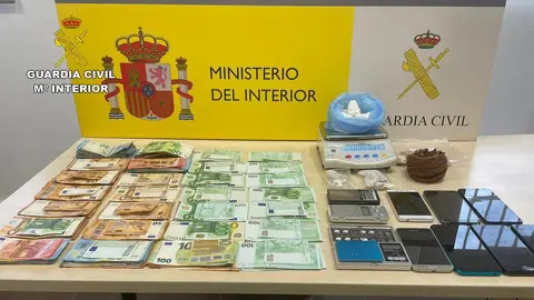 Parte de la droga y de los efectos incautados en el marco de la operaci&oacute;n 'Aledus' (foto: GC)