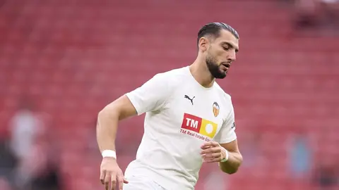 El delantero del Valencia CF Rafa Mir calentando en San Mam&eacute;s (foto: EP)