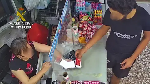 Los agentes se dirigieron a los establecimientos donde se hab&iacute;an realizado las compras y obtuvieron im&aacute;genes de las c&aacute;maras de videovigilancia que permitieron identificar a dos vecinos de la localidad (foto: GC)