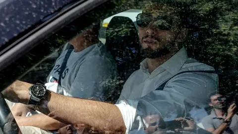 El jugador Rafa Mir abandona este lunes la ciudad deportiva del Valencia (foto: Agencias)