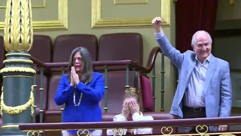 El exalcalde de Caracas Antonio Ledezma celebra el resultado de la votaci&oacute;n en la que la mayor&iacute;a del Congreso ha reconocido a Edmundo Gonz&aacute;lez como presidente de Venezuela (foto: Congreso de los Diputados)
