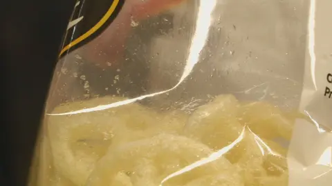 Imagen de una bolsa de patatas fritas medio llena (foto: La 7)
