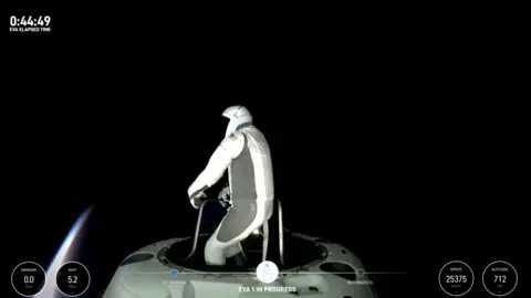 El multimillonario emprendedor del sector tecnol&oacute;gico Jared Isaacman sale de por  la escotilla de la nave de Space X (foto: Space X)