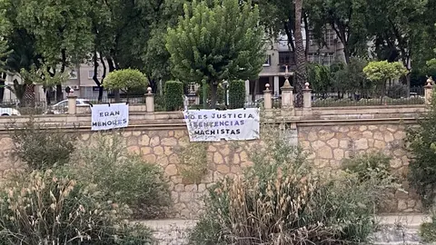 Imagen de las pancartas desplegadas frente al Palacio de Justicia de Murcia contra la sentencia de los 13 acusados de una red de prostituci&oacute;n de menores (foto: Fuste Colectivo)