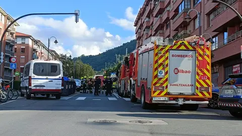 El atrincherado en Bilbao tras agredir a sus padres con arma blanca se arroja al vac&iacute;o y es trasladado al hospital (foto: EP)