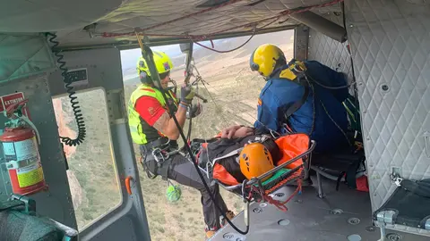 Un escalador es rescatado por un helic&oacute;ptero de la Regi&oacute;n de Murcia en Jumilla tras caer desde diez metros de altura (foto: 112 Regi&oacute;n de Murcia)