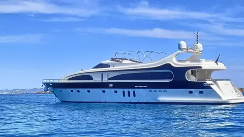 Yate retenido en Ibiza tras saltarse el dispositivo de separaci&oacute;n del tr&aacute;fico de Cabo de Palos, en Cartagena (foto: Delegaci&oacute;n del Gobierno de Espa&ntilde;a en la Regi&oacute;n de Murcia)