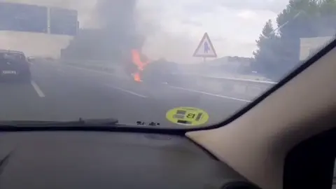 Un turismo se incendia en plena A-30 a la altura de La Alberca (foto: La 7)