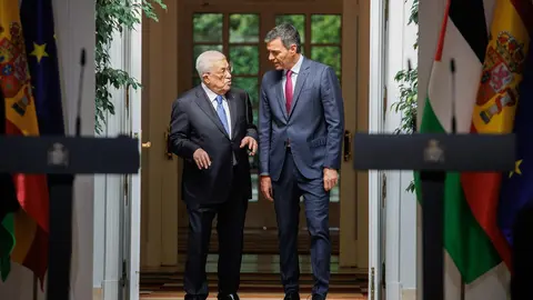 El presidente del Gobierno, Pedro S&aacute;nchez (d), y el presidente del Estado de Palestina, Mahmud Ab&aacute;s (i), durante una rueda de prensa, en el Palacio de La Moncloa, a 19 de septiembre de 2024, en Madrid (foto: EP)