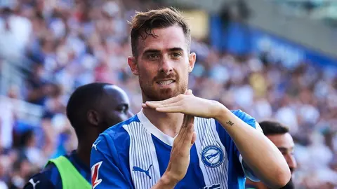El delantero murciano Toni Mart&iacute;nez celebra uno de sus dos goles con el Alav&eacute;s en la presente campa&ntilde;a (foto: Alav&eacute;s)