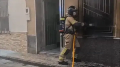 Bomberos atienden el incendio en Santo &Aacute;ngel