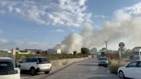 Fuego en una nave de El Esparragal (foto: La 7)