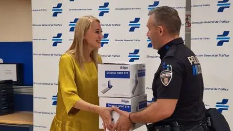 La delegada del Gobierno en la Regi&oacute;n de Murcia, Mariola Guevara, durante la entrega de los test para el control del consumo de drogas