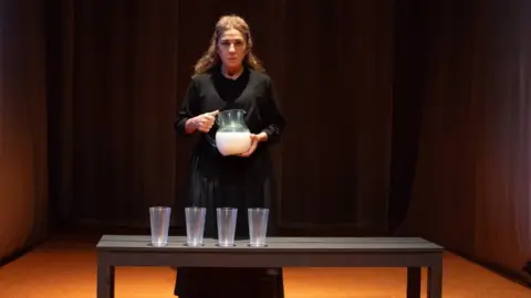 Lolita Flores en el papel de Poncia