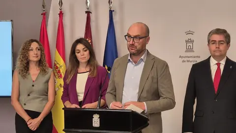 El Concejal de Movilidad, Gesti&oacute;n Econ&oacute;mica y Contrataci&oacute;n, Jos&eacute; Francisco Mu&ntilde;oz, interviene en rueda de prensa (foto: Ayuntamiento de Murcia)