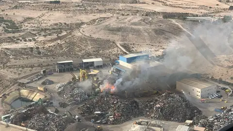 Vista del incendio en una planta de reciclaje desde un helic&oacute;ptero (foto: 1-1-2)