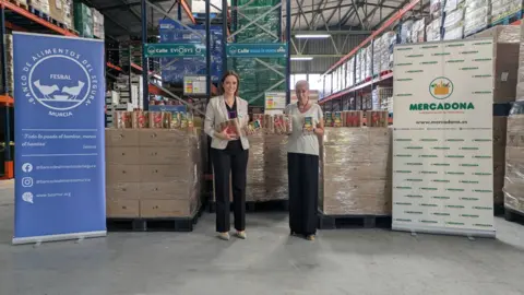 Entrega de alimentos por parte de Mercadona a FESBAL