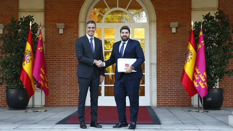 Pedro S&aacute;nchez y Fernando L&oacute;pez Miras en la entrada del Palacio de La Moncloa (foto: Moncloa)