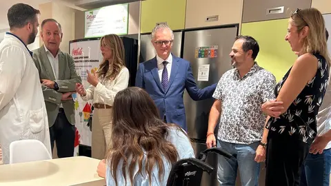 El consejero de Salud, Juan Jos&eacute; Pedre&ntilde;o, visit&oacute; hoy la sala familiar Ronald McDonald Virgen de la Arrixaca