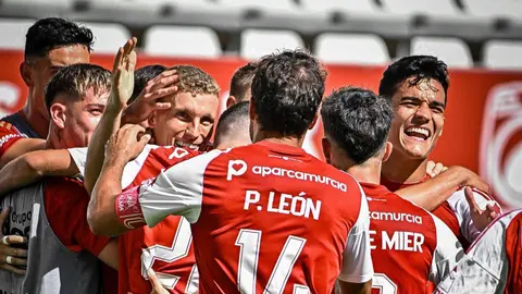 Jugadores del Real Murcia al finalizar el partido de este domingo (foto: @realmurciacfsad)