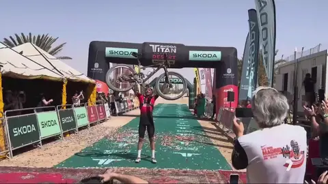 Luis Le&oacute;n S&aacute;nchez gana la Titan Desert de Almer&iacute;a (foto: La 7)