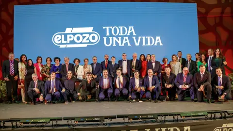 Imagen de los premiados por El Pozo Alimentaci&oacute;n durante la Gala de Premios 'Toda una Vida' y miembros de la familia Fuertes (foto: El Pozo Alimentaci&oacute;n)