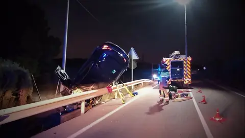 Herido un conductor al salirse de la v&iacute;a y volcar en una carretera de Totana (foto: 1-1-2)