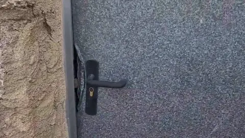 Puerta forzada en la vivienda de Torrecillas donde entraron a robar en la madrugada del jueves