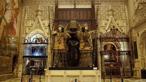 Sepulcro de Col&oacute;n, en la Catedral de Sevilla (foto: Wikipedia)