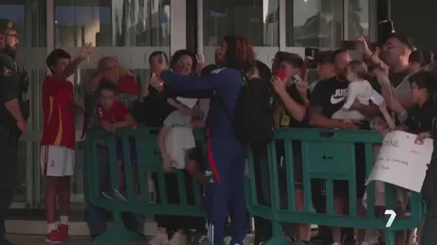 Marc Cucurella se hace una selfie con varios aficionados de la selecci&oacute;n espa&ntilde;ola de f&uacute;tbol (foto: La  7)