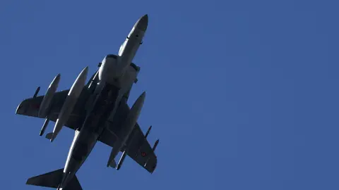 Un avi&oacute;n del Ej&eacute;rcito de Aire durante el acto solemne de homenaje a la bandera nacional y desfile militar en el D&iacute;a de la Hispanidad de 2022 (foto: EP)