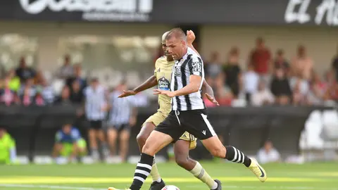 Ortu&ntilde;o, delantero del FC Cartagena, durante el choque ante el Racing de Ferrol (foto:  FC Cartagena)