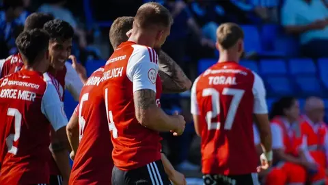 Los pimentoneros consiguen la segunda victoria consecutiva y contin&uacute;an l&iacute;deres una jornada m&aacute;s gracias al gol de Saveljich (foto: Real Murcia)