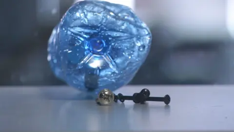 Botella con clavos en su interior (foto: La 7)