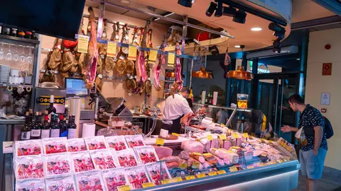 Puesto de alimentos en un mercado (archivo)