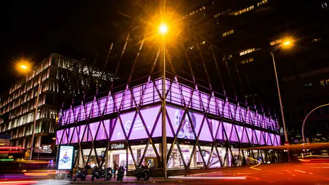 Imagen de la oficina &lsquo;all in one&rsquo; de Madrid iluminada de rosa con motivo de la campa&ntilde;a contra el c&aacute;ncer de mama (foto: CaixaBank)