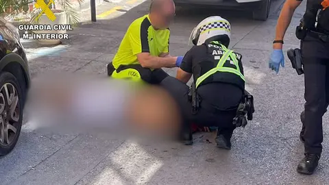 La Polic&iacute;a Local de Abar&aacute;n asiste a la v&iacute;ctima del atropello del pasado 1 de octubre (foto:GC)