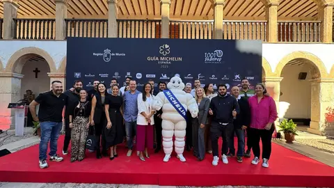 La consejera Carmen Conesa, tras el acto de presentaci&oacute;n de la Gala Michelin, con asistentes al acto y la mascota de la marca, 'Bidendum' (foto: Regi&oacute;n de Murcia)