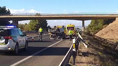 Coche volcado en la autov&iacute;a (foto: La 7)